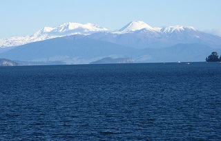 タウポ湖とルアペフ山