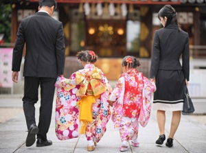 Visiting a shrine for Shichi-go-san