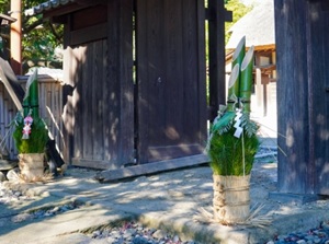 New Year's decorations made of pine and bamboo in front of a house
