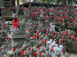 Fox statues in Toyokawa Inari