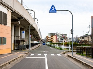 Pedestrian crossing without traffic light