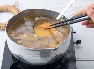 Dissolvig miso in dashi
